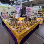 Messestand mit Edelsteinen, Schmuck und Informationen zur Steinheilkunde auf der PEGA Hausmesse 2024.